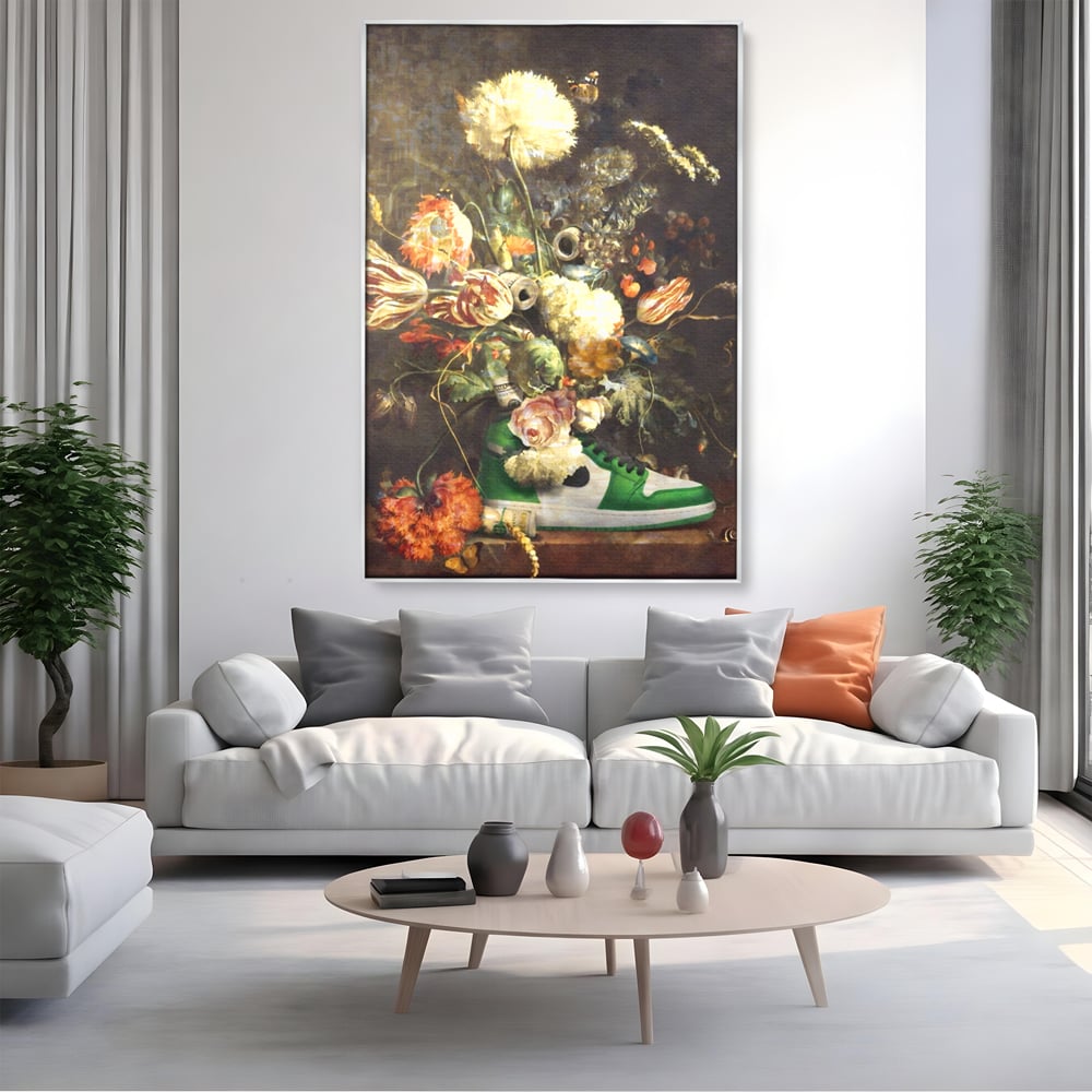Tablou canvas cu tablou canvas cu pantof sport si flori, in rama de aluminiu argintiu, pe perete intr-un living